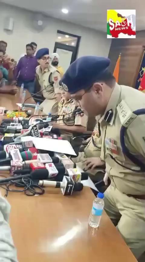 जम्मू-कश्मीर पुलिस ने जम्मू के बस स्टैंड इलाके में 33 करोड़ से अधिक मूल्य की 33 किलोग्राम हेरोइन जैसी पदार्थ की रिकॉर्ड खेप जब्त की। जम्मू के बस स्टैंड पुलिस स्टेशन को विश्वसनीय सूचना मिली कि पंजाब निवासी हरमीत सिंह (बदला हुआ नाम) नामक एक व्यक्ति हेरोइन जैसे पदार्थ की बड़ी खेप के साथ अखनूर से बस स्टैंड की ओर आ रहा है। तदनुसार पीएस बस स्टैंड की पुलिस पार्टी द्वारा एक विशेष नाका लगाया गया और उक्त संदिग्ध को लगभग 33 किलोग्राम हेरोइन जैसे पदार्थ के 26 पैकेट ले जा रहे बैग के साथ चतुराई से गिरफ्तार किया गया। इस संबंध में पीएस बस स्टैंड में एफआईआर 41/2024 यू/एस 8,21,22 एनडीपीएस एक्ट दर्ज कर जांच शुरू कर दी गई है। प्रथम दृष्टया ऐसा प्रतीत होता है कि आरोपी ने सीमावर्ती क्षेत्रों से खेप प्राप्त की और इसे पंजाब ले जा रहा था