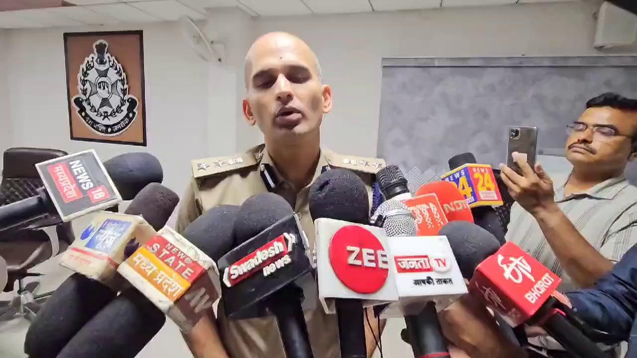 MTFE क्रिप्टो करेंसी फ्राड में रतलाम पुलिस द्वारा जापान और सिंगापुर बेस्ड कम्पनियों से 108 करेंसी में लगभग 44 लाख रूपये सिज कर भारत वापस लाये गये मंदसौर, नीमच, धार व राजस्थान आदि स्थानों पर MTFE में क्रिप्टो करेंसी द्वारा पोंजी स्कीम के जरिये हजारों लोगो को 30 प्रतिशत मासिक रिर्टन का लालच देकर करोड़ो रूपये का फ्राड किया गया था घटना का संक्षिप्त विवरण दिनांक 24.08.2023 को आवेदक सलीम पिता काले खा की रिपोर्ट पर अनावेदक मोहम्मद फेज उर्फ निक्कु, आजम खान हुजेफा जम्माली बोहरा, आलोक पाल, वाजिद एवं वसीम द्वारा लगभग 20 लाख 76 हजार की ठगी करने पर थाना औद्योगिक क्षेत्र जावरा में अपराध क्रमांक 529/23 धारा 406,420,120बी भारतीय दंड संहिता एवं 21(1), 21(2), 21(3) अनियमित जमा योजना प्रतिबंध अधिनियम एवं आवेदक अशरफ अली की रिपोर्ट पर अनावेदक गोविन्द सिंह, संदीप टॉंक के विरूद्ध थाना स्टेषन रोड़ में लगभग 26 लाख 51 हजार 20 रूपये की ठगी करने पर अपराध क्रमांक 748/23 धारा 406,420,120बी भारतीय दंड संहिता एवं 21(1), 21(2), 21(3) अनियमित जमा योजना प्रतिबंध अधिनियम में अपराध पंजीबद्ध कर विवेचना में लिया गया जिसमें अनावेदक गणों द्वारा एमटीएफई ऐप के माध्यम से आम जनता को उनके निवेष पर असाधारण उच्च रिटर्न का वादा करके आकर्षित किया, जैसे कि क्रिप्टोकरेंसी जमा पर 30 प्रतिषत मासिक रिर्टन देने का वादा आमजन से किया गया। आसानी से पैसे कमाने वाली इस पोंजी स्कीम पर भोले भाले लोगो ने विश्वास किया एवं कुछ समय बाद MTFE कम्पनी द्वारा इस स्कीम से ठगी कर कम्पनी बंद कर दी गई और लोगो की लाखो रूपये की जमा पुंजी डुब गई। पुलिस द्वारा की गई कार्यवाही मामले की गंभीरता को देखते हुए पुलिस अधीक्षक राहुल कुमार लोढा(भा.पु.से) द्वारा अतिरिक्त पुलिस अधीक्षक राकेश खाखा के मार्ग दर्शन एवं नगर पुलिस अधीक्षक जावरा दुर्गेश आर्मो व नगर पुलिस अधीक्षक रतलाम अभिनव कुमार बारंगे के निर्देशन में थाना औ.क्षे. जावरा, थाना स्टेशन रोड़ रतलाम एवं सायबर सेल की संयुक्त टीम गठित कर त्वरित कार्यवाही करने के निर्देश दिये गये थे। टीम द्वारा आम जन को दिए गए डज्थ्म् के क्यू आर कोड/टीआरसी-20 के एड्रेस को एकत्रित किया गया जिसमें लगभग 266 पीड़ितो से लगभग 1 करोड़ 43 लाख रूपये की ठगी रतलाम जिले में डज्थ्म् द्वारा करना पाई गई। अपराध की विवेचना में टीम द्वारा एमटीएफई कम्पनी द्वारा किये गये फ्राड का पर्दाफाश किया एवं उपरोक्त दोनो प्रकरणों में MTFE के सी.ई.ओ. हुजेफा जमाली एवं गोविन्द सिंह चंद्रावत सहित कुल 08 लोगो को गिरफ्तार किया गया था, तथा एमटीएफई फ्राड में संलिप्त कलिन कम्पनी के डायरेक्टर योगानंदा बमोरे से पूछताछ पर Binance, Huobi, TRC20 आदि क्रिप्टोकरेंसी एक्सचेंज प्लेटफार्म के संबंध में महत्वपूर्ण जानकारी प्राप्त की गई।
विभिन्न माध्यम/ओपन सोर्स से जानकारी प्राप्त कर लगभग 10 लाख 48 हजार टीआरसी 20 के एड्रेस प्राप्त किये गये जिसमें डज्थ्म् क्यू आर कोड द्वारा बड़ी मात्रा में रूपयें का लेन देन अलग - अलग देषो से किया गया जिसका एनालिसस करने पर डज्थ्म् द्वारा भारत सहित श्रीलंका, बाग्लादेष, पाकिस्तान एवं नाइजिरिया में भी इस प्रकार का फ्राड करना पाया गया। टीआरसी 20 से करेंसी को कनवर्ट करने के लिये लगभग56 Counterparty एक्सचेंज का उपयोग किया जिनमें मुख्य रूप से Binance, KuCoin, OKX, Huobi, Bybit, USDt~Token, MEX, SunCrypto आदि एक्सचेंज है। बायनेंस से सम्पर्क कर जानकारी प्राप्त की गई एवं एनालिसिस कर मुख्य खाता UId~301254931 चिन्हित किया गया जिसमें भारत से ठगी की गई राषि का लगभग 40 करोड़ रूपये का ट्रांजेक्षन हुआ है। उपरोक्त बायनेंस का अकांउट प्रकरण के मुख्य आरोपी Enaku Pame के नाम से रजिस्टर्ड है तथा उपरोक्त बायनेंस के खाते को भारत के अतिरिक्त सिंगापुर, मलेषिया से अलग अलग डिवाईस पर रजिर्स्ड कर खाते का उपयोग किया गया तथा उपरोक्त बायनेेंस के खाते पर इंडिया के साथ ही मलेषिया के मोबाईल नम्बर भी रजिस्टर्ड होना पाये गये। बायनेंस द्वारा एमटीएफई एकाउंट से कनेक्टेड बायनेंस के लगभग 41 खाते प्रदाय किये है। जिन्हे रतलाम पुलिस द्वारा माननीय न्यायालय के आदेष से फ्रिज करवाया गया उपरोक्त खातो में लगभग44141-33032 USd~ जमा होकर वर्तमान में भारतीय रूपये में लगभग 44 लाख रूपये है। बायनेंस में होल्ड राषि अपराध से संबंधित होने से शासकीय खाते में ली जाने हेतु बायनेंस से पत्राचार कर उपरोक्त राषि मेसे 43 लाख 77 हजार 503 रूपये 26 करेंसी के रूप में शासकीय खातो में रिफंड करवाई गई। प्रकरण में मुख्य आरोपी Enaku Pame एवं Marcy Pame की लगातार तलाश की जा रही है। उपरोक्त आरोपियों के गिरफ्तार होने पर अन्य कई खुलासे किये जाकर अन्य देशों के आरोपी होने की पूर्ण संभावना है। विषेश भूमिका उनि अमित शर्मा प्रभारी सायबर सेल, आरक्षक 218 विपुल भावसार, आरक्षक राहुल पाटीदार की विषेष भूमिका रही। सराहनिय भूमिका निरीक्षक प्रकाश गडरिया तात्कालिन थाना प्रभारी औ.क्षे.जावरा, निरीक्षक मुनेन्द्र गौतम थाना प्रभारी औक्षे जावरा , निरीक्षक दिनेश कुमार भोजक थाना प्रभारी स्टेशन रोड़,उनि राकेश मेहरा, प्रआर राहुल जाट थाना नामली, आर 25 अभिषेक पाठक एवं सायबर सेल रतलाम से प्रआर मनमोहनशर्मा, प्रआर हिम्मत सिंह गोड, प्रआर लक्ष्मीनारायण सूर्यवंशी, आर मयंक व्यास, आर तुषार सिसौदिया की सराहनिय भूमिका रही।