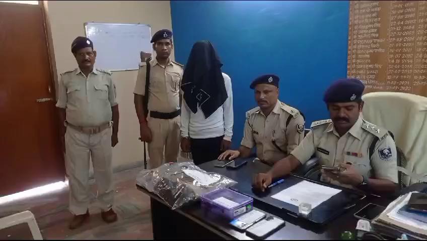 *बिग ब्रेकिंग*
मोतिहारी
अरेराज में पुलिस बर्दी में फर्जी इंस्पेक्टर गिरफ्तार। गिरफ्तार इंस्पेक्टर के पास से पुलिस ने नकली पिस्टल व गोली किया बरामद। उतर प्रदेश पुलिस इंस्पेक्टर बनकर लोगो को दिखा रहा था धौष। अरेराज डीएसपी रंजन कुमार के नेतृत्व में गोबिंदगज पुलिस ने मननपुर में छापेमारी कर नकली इंस्पेक्टर को किया है गिरफ्तार।