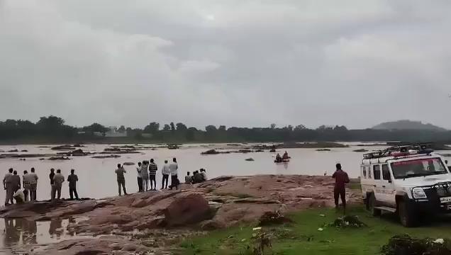 #छतरपुर से गायब युवक की तलाश में नौगांव थाना क्षेत्र अंतर्गत गरौली चौकी से बहने वाली घसान नदी पर सिविल लाइन थाना पुलिस और नौगांव पुलिस ने एसडीआरएफ के दल ने सहयोग रूप से चलाया रेस्क्यू ऑपरेशन ।