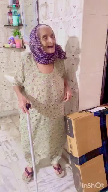 Dadi ka naya parcel aa gya
itna bada