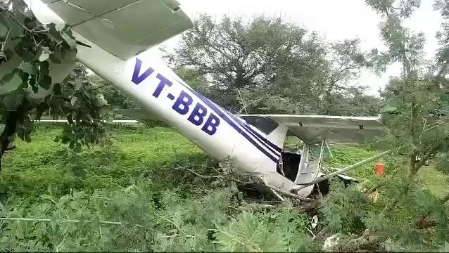 Breaking News:- A two-seater aircraft of a private aviation academy crashed on Guna airstrip in Madhya Pradesh. Two pilots took it for a test flight at around 1 pm.