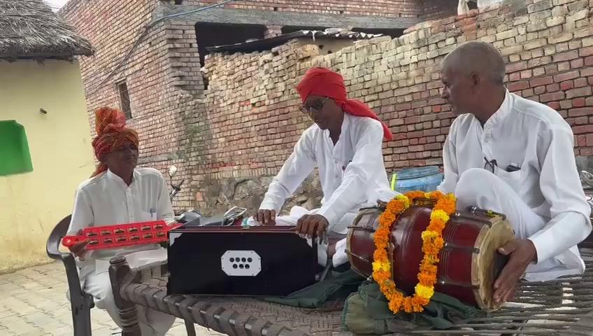 विशेष प्रचार अभियान के तहत जिला पलवल के खंड हथीन के गांव गुराकसर में ग्रामवासियों को वर्तमान सरकार की नवीनतम योजनाओं से रूबरू करवाते हुए विभागीय भजन मंडली लल्लूराम।