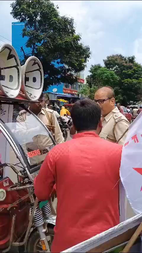 #खड़गपुर कॉलेज की जमीन को अतिक्रमण मुक्त कराने की मांग को लेकर एसएफआई और डीवाईएफआई की ओर से कॉलेज गेट के सामने सुबह से हस्ताक्षर संग्रह अभियान शुरू किया गया। गेट मीटिंग हुई। फिर कुछ देर के लिए टी रोड को जाम कर दिया गया। पुलिस के हस्तक्षेप से जाम तोड़ा गया। एसएफआई के जिला सचिव रोनित बेरा, डीवाईएफआई नेता व पूर्व सैयद सद्दाम अली, पूर्व युवा नेता कमरुज्जमां ने संबोधित किया। पूर्व महासचिव व उपाध्यक्ष सबुज घोराई, पूर्व उपाध्यक्ष गौतम दत्ता, पूर्व व स्थानीय पार्षद जयदीप बोस मौजूद थे। एसएफआई व डीवाईएफआई ने भविष्य में इस संबंध में उचित प्रशासनिक कार्रवाई नहीं होने पर बड़े आंदोलन का संकेत दिया। गौरतलब हो कि कई वर्षों से भू-माफियाओं की इस सक्रियता में पुलिस, भूमि विभाग व राज्य सरकार की भूमिका आज सवालों के घेरे में है। पूर्व पार्षद असित सरकार मौजूद थे।
Signature collection drive started in the morning in front of college gate by SFI and DYFI demanding de-encroachment of Kharagpur college land. There is a gate meeting. Then T Road was blocked for some time. The blockade was broken by the intervention of the police. SFI district secretary Ronit Bera, DYFI leader and former Syed Saddam Ali, former youth leader Kamaruzzaman spoke. Former general secretary and VP Sabuj Ghorai, former VP Gautam Dutta, former and local councilor Jaideep Bose were present. SFI and DYFI hinted at major agitation if appropriate administrative action is not taken in this regard in future. It should be noted that the role of the police, land department and the state government in this activism of the land mafia for several years is under question today.Former Councilor Asit Sarkar was present.
#Kharagpur_the_City_of_Joy_news_page
highlight