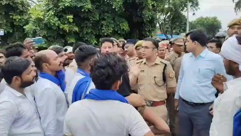 Raebareli : देर रात युवक की गोली मारकर हत्या का मामला। पुलिस की कार्यवाही न होने से आक्रोशित ग्रामीणों और भीम आर्मी ने सलोन जायस रोड किया जाम। नसीराबाद थाना क्षेत्र के धरई चौराहे पर लगा जाम।