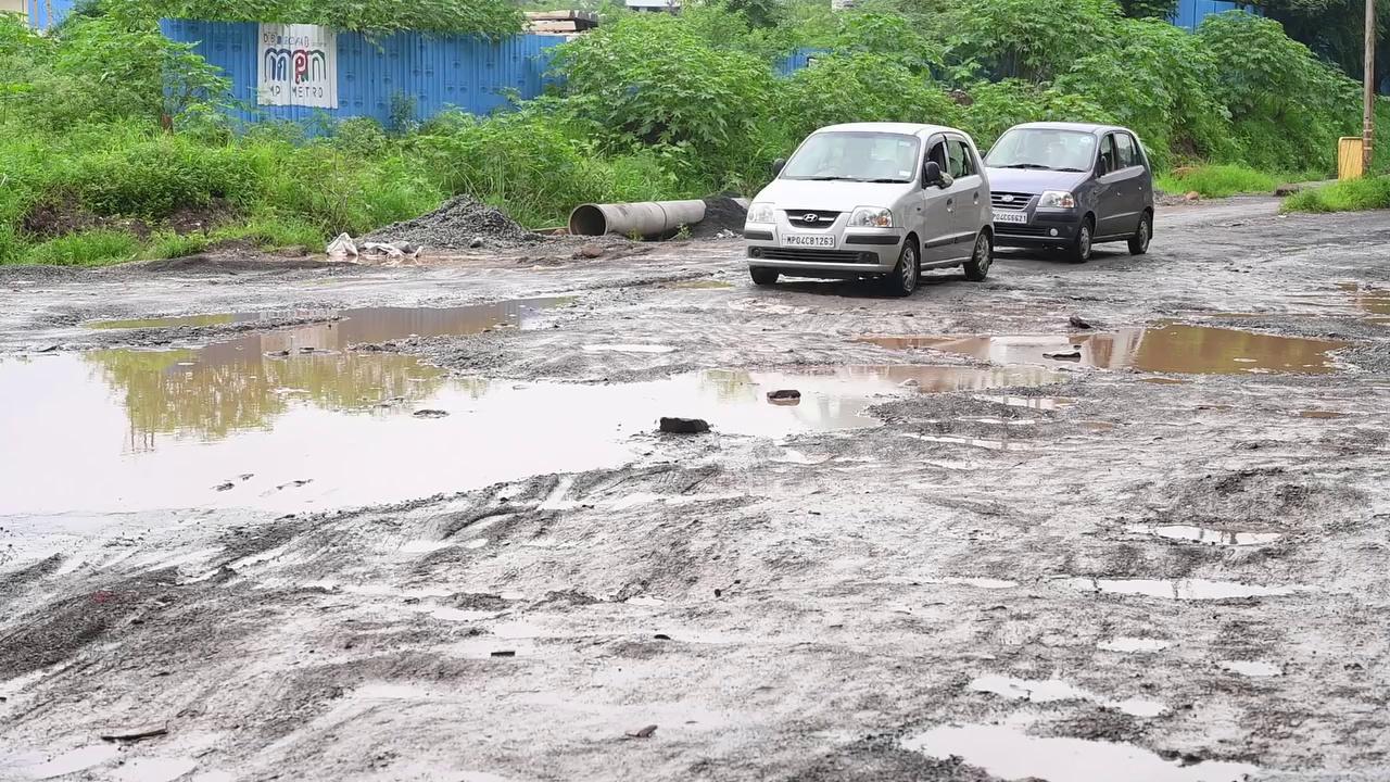 MP News | Bhopal की सड़क में गड्ढे या गड्ढे में सड़क। ढूंढते रह जाएंगे आप