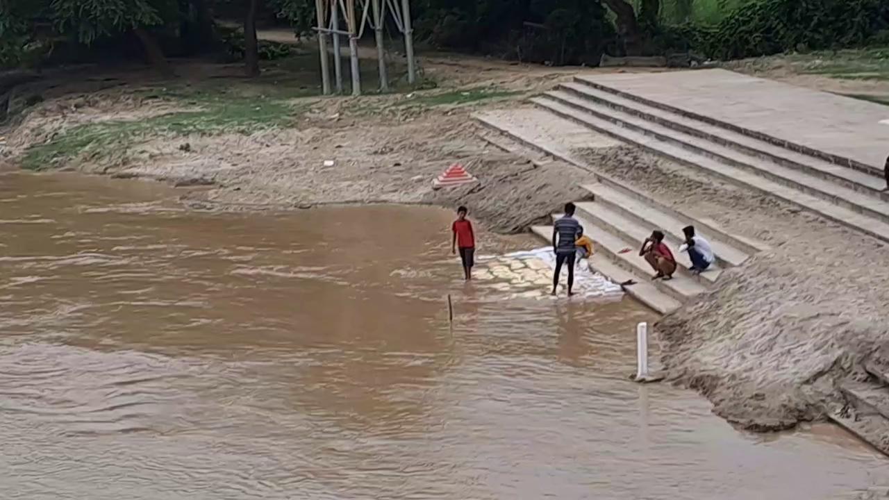 बलरामपुर राप्ती घाट पर जलस्तर के बढ़ने पर खतरों से खेल रहे बच्चे,जिम्मेदार ले संज्ञान वरना बन सकता है बड़े हादसे का सबब?