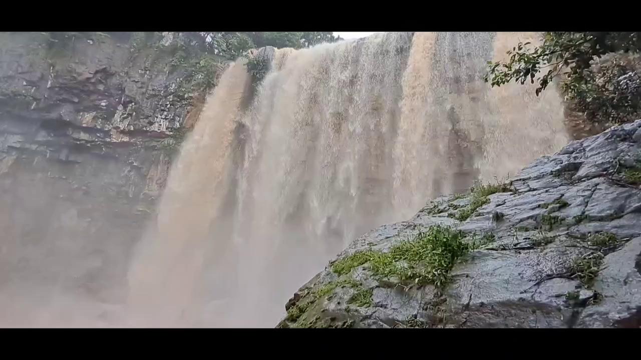 मैनपाट का टाइगर प्वाइंट अपने पूरे सवाब पर।...