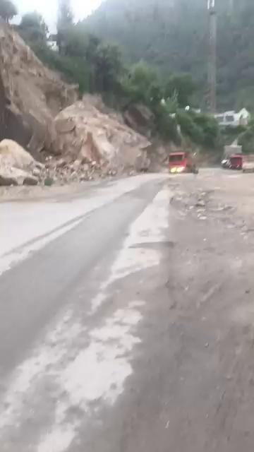 #Morning_Update_NH_44
Current Situation at Ramsoo Sector Traffic Playing Both Side on Jammu Srinagar NH_44 But Slow Movement and Traffic Jam Continue at Hingni Gangroo Sector