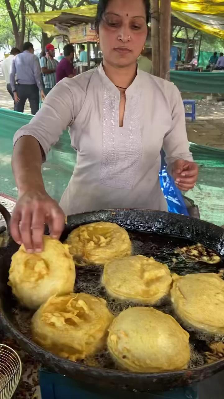 Nashik Iron Lady Making Ulta Vadapav | Indian Street Food