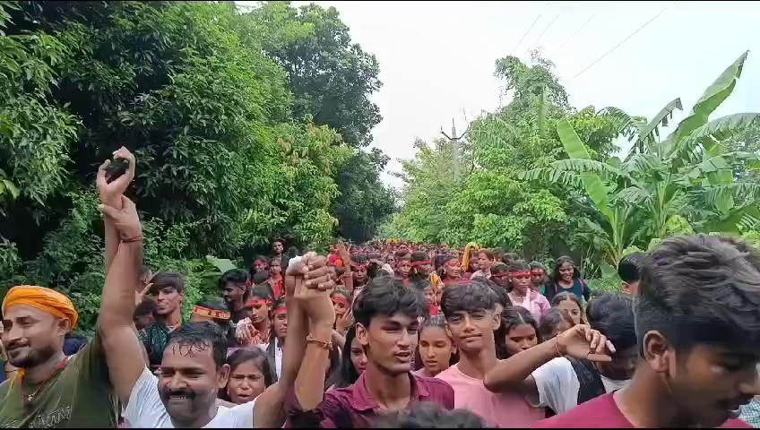 हर साल की भाती इस साल भी नवयूवक कमरिया संघ समिति मझौलिया ब्रहंडा मीनापुर मुजफ्फरपुर बिहार।
#बहादुरपुर घाट से जल लेके बाबा बिश्मबेर नाथ मंदिर में जलअभिषेक करते हजारों हजार के संख्या में भक्त ऊमरे (कमरियासंघ) जिसका सहयोगी रोहितकुमार मुखिया जय कृष्ण प्रसाद सरपंच रंजीत कुमार उर्फ अजयकुमार और ग्रामीणों के सहयोग से शांतिपूर्ण जलाभिषेक किया गया।(बोलबम
)
धन्यवाद