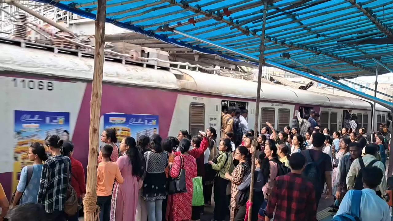 Public Struggle in Mumbai Local Train ll Struggle Life Of Mumbai Local ll Rush Of Thane Station.