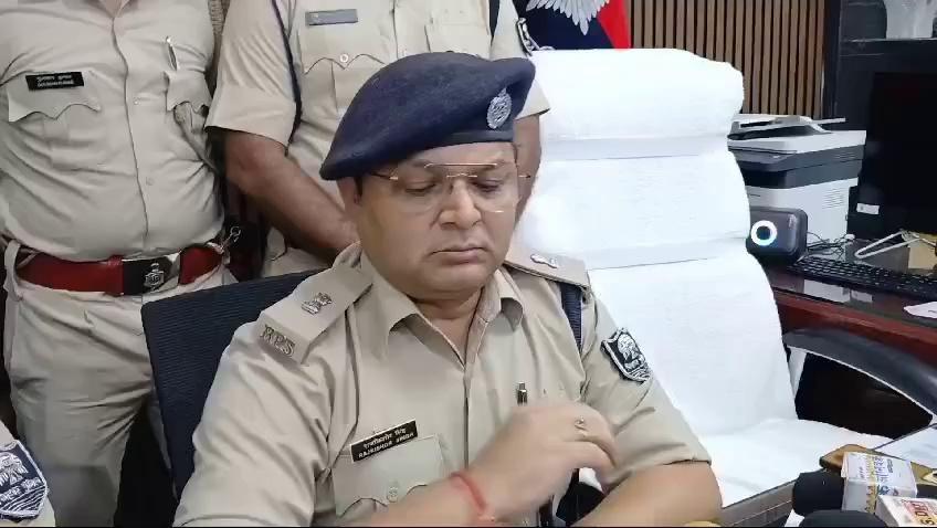 मुफस्सिल थाना अंतर्गत सारण पुलिस और बिहार एसटीएफ की संयुक्त कार्रवाई में हथियारों का जखीरा बरामद, 03 अपराधी गिरफ्तार