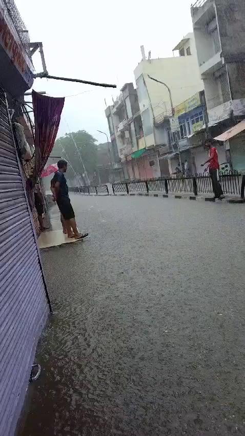 सांगानेर छेत्र में हुई तेज बारिश
मालपुरा गेट, मैन मार्केट, की दुकानों में भरा पानी
कही बेसमेंट पानी से हुए लबालब