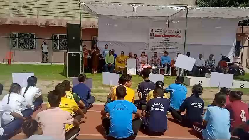 स्पेशल ओलंपिक भारत हिमाचल प्रदेश हमीरपुर चैप्टर पहचान संस्था द्वारा राज्य स्तरीय बाॅची प्रतियोगिता का आयोजन सपोर्ट्स अथॉरिटी ऑफ़ इंडिया,( SAI ) अणु सिंथेटिक ग्राउंड हमीरपुर में किया जा रहा है। यह प्रतियोगिता 27 जुलाई से 29 जुलाई तक चलेगी।
इस राज्य स्तरीय बाॅची प्रतियोगिता में हिमाचल प्रदेश के दस जिलों से एथलीट आए हैं और उनके साथ हर जिले से कोच भी आए हैं। यह राज्य स्तरीय तीन दिवसीय कार्यक्रम है जिसमें बाॅची टीम चुनी जाएगी जोकि टीम राष्ट्रीय स्तरीय प्रतियोगिता में हिमाचल प्रदेश का प्रतिनिधित्व करेगी । यह राष्ट्रीय स्तरीय प्रतियोगिता ग्वालियर में सितंबर में होने जा रही है।
खेलों की शुरुआत में NSCB मैमोरियल कालेज के वाइस प्रिंसिपल Dr. सतीश सोनी और D.P Dr.पवन वर्मा द्वारा स्पेशल ओलंपिक भारत का झंडा फहराया गया और विशेष बच्चों और उनके कोच द्वारा मार्च पास्ट की गई मुख्यातिथि महोदय ने बच्चों को आशीर्वाद दिया और खेलों की शुरुआत की। क्लोजिंग सेरेमनी पर मुख्यातिथि जिला राजस्व अधिकारी यशपाल, HDFC एरिया मैनेजर धीरज शर्मा को पहचान संस्था की अध्यक्षा चेतना शर्मा द्वारा स्मृति चिन्ह भेंट किया गया साथ ही हमीरपुर में राज्य स्तरीय बाॅची प्रतियोगिता करवाने का अवसर देने के लिए स्पेशल ओलंपिक भारत हिमाचल प्रदेश की अध्यक्षा डॉ मल्लिका नड्डा और एरिया मैनेजर परीक्षित जी का आभार व्यक्त किया कि उन्होंने पहचान संस्था को यह अवसर दिया जिससे हम यह राज्य स्तरीय प्रतियोगिता सफलतापूर्वक संपन्न कर पाए ।स्पेशल ओलंपिक भारत हिमाचल प्रदेश की अध्यक्षा Dr. मलिका नड्डा द्वारा स्पेशल ओलंपिक भारत को पहचान राष्ट्रीय स्तर पर ही नहीं अंतरराष्ट्रीय स्तर पर भी मिली है। स्पेशल ओलंपिक भारत द्वारा विशेष बच्चों को l है। यह बच्चों के आत्मविश्वास को बढ़ाता है
मुख्यातिथि महोदय द्वारा सभी जिलों से आए विशेष बच्चों को मैडल दिए साथ ही स्पेशल ओलंपिक भारत के प्रोग्राम मैनेजर अजय शर्मा, खेल एक्सपर्ट अनुप , पैराडाइज संस्था चंबा से अजय चंबयाल समाजसेवी बेली राम जी को स्मृति चिन्ह देकर सम्मानित किया। गया। कार्यक्रम में ब्लाइंड एसोसिएशन के अध्यक्ष सिपहिया जी , क्रिकेट एसोसिएशन के अध्यक्ष राजन वर्मा, पहचान संस्था के सदस्यगण सुमन शर्मा , जितेन्द्र , पवन कुमार और स्टाफ सदस्य मनीषा अर्चना आंचल और कनिष्का उपस्थित रहे।