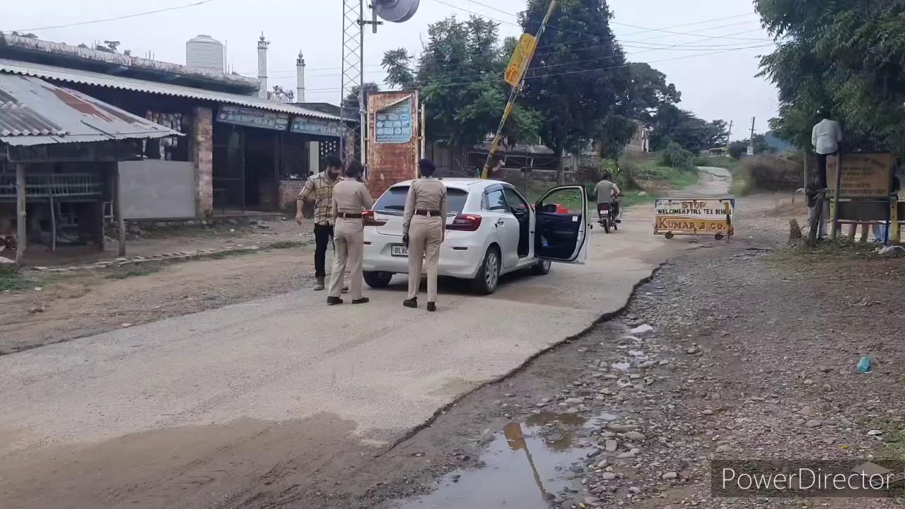 हरियाणा में होने वाले विधानसभा चुनाव के मद्देनजर हिमाचल प्रदेश व उत्तर प्रदेश की सीमा पर स्टेट व केंद्रीय पुलिस बल तैनात। हरियाणा के बिलासपुर स्थित हिमाचल प्रदेश के देव वाला हरीपुर नाके पर इंचार्ज वेद प्रकाश के नेतृत्व में नाकाबंदी कर वाहनों की चेकिंग की जा रही है।