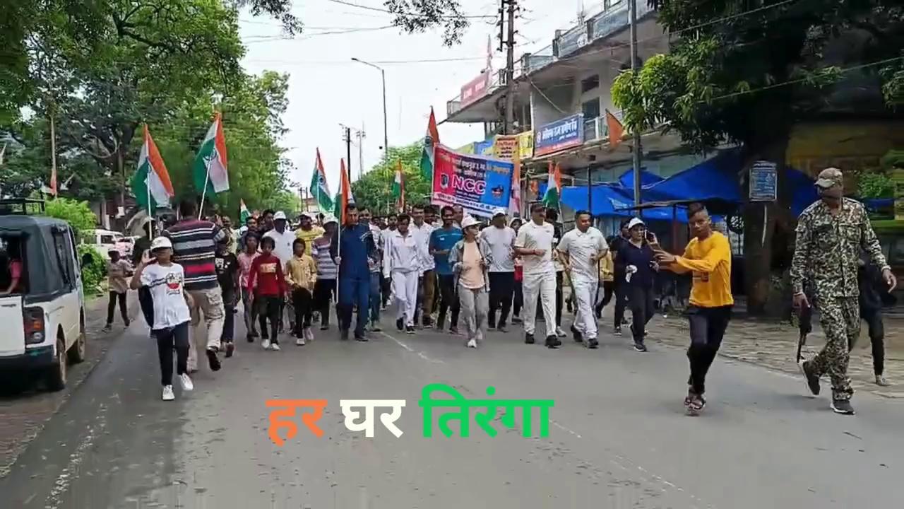 आजादी के जश्न से पहले कोरिया में दौड़ी सद्भावना की लहर
सद्भाव, सौहार्द्र, प्रेम, सहयोग और एकता को बढ़ावा देने सभी वर्गों ने लगाई दौड़
स्वतंत्रता दिवस के एक दिन पूर्व कोरिया जिले में सामुदायिक सद्भावना और एकता को प्रोत्साहित करने के लिए विशेष दौड़ का आयोजन किया गया। बैकुंठपुर में आयोजित इस ’सद्भावना दौड में जिले के कलेक्टर, पुलिस अधीक्षक सहित विभिन्न विभागों के अधिकारी, कर्मचारी, छात्र-छात्राएं और आम नागरिकों ने उत्साहपूर्वक भाग लिया।
#independenceday
#स्वतंत्रतादिवस
#vishnuDEOSai #SushanKaSuryoday #विष्णु_का_सुशासन #KoreaDistrict chhattisgarhcmo dpr.chhattisgarh