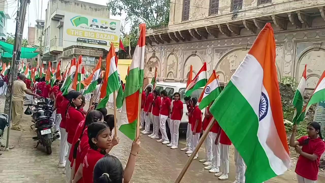 मुकेश सरावाग के शहीद होने पर मलसीसर की स्कूल के तरफ से भाई तिरंगे से श्रद्धांजलि देते हुए