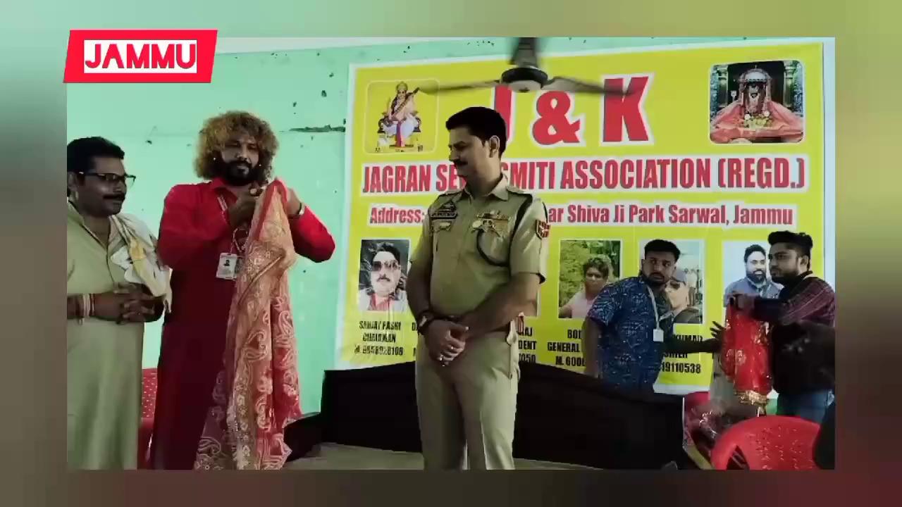 Jammu:- जम्मू कश्मीर जागरण सेवा समिति संगठन की तरफ से आज एक कार्यक्रम का आयोजन कर संगठन से जुड़े हुए लोगों को पहचान पत्र वितरित किए गए! संगठन के प्रधान दर्शन पटाका की अध्यक्षता में आयोजित इस पहचान पत्र वितरण समारोह के दौरान जम्मू कश्मीर पुलिस के एस.पी जम्मू साउथ अजय कुमार मुख्य अतिथि के रूप में कार्यक्रम में शामिल हुए! इस मौके पर मुख्य अतिथि की तरफ से संगठन से जुड़े हुए कलाकारों में पहचान पत्र वितरित किए गए तथा उनसे अपील की गई कि वह समाज को नई दिशा में ले जाने में अपना योगदान दें और खास कर नशा के खिलाफ अपना बढ़कर योगदान दें