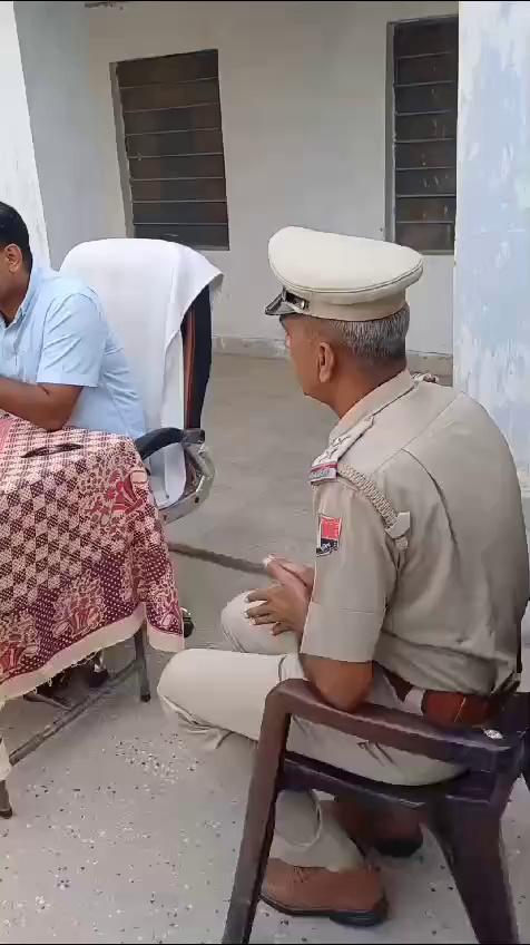 जिला पुलिस अधीक्षक जैसलमेर सुधीर चौधरी द्वारा नवसृजित पुलिस थाना म्याजलार का किया आकस्मिक निरीक्षण, हल्का क्षैत्र की ली जानकारी
पुलिस थाना परिसर में किया वृक्षारोपण, जवानों से हुए मुखातिब, दिये दिशा निर्देश
सीएलजी सदस्यों एवं आमजन की समस्याओ को सुना जाकर निराकरण के दिये निर्देश
ज्ञात रहे कि जिला पुलिस अधीक्षक जैसलमेर सुधीर चौधरी द्वारा जिले में थानों की कार्य प्रणाली को सुदृढ करने एवं पुलिस जवानों की समस्याओं को सुनकर समाधान करने के क्रम में दिनांक 09.08.2024 को नवसृजित पुलिस थाना म्याजलार का आकस्मिक निरीक्षण किया गया। निरीक्षण के दौरान नरेन्द्रसिंह उनि थानाधिकारी पुलिस थाना म्याजलार मय पुलिस जाब्ता उपस्थित रहे। पुलिस अधीक्षक द्वारा पुलिस थाना परिसर का निरीक्षण किया तथा मालखाना रूम, रेकर्ड रूम, कोत एवं हवालात को चैक कर व्यवस्थाओं का जायजा लिया जाकर आवश्यक दिशा निर्देश दिए गए। नवसृजित पुलिस थाना हल्का क्षैत्र में आने वाले गांवों एवं अपराध के बारे में जानकारी प्राप्त की गई। तत्पष्चात् जिला पुलिस अधीक्षक द्वारा थाना परिसर में वृक्षारोपण किया जाकर ज्यादा से ज्यादा वृक्षारोपण करने के निर्देष दिए गए। पुलिस थाना में पदस्थापित जवानों से मुखातिब होकर उनकी समस्याओ को सुना एवं यथासंभव निराकरण के निर्देश दिए गए। थाना पर बीट प्रणाली को सुदृढ़ करने एवं प्रभावी रात्री एवं पैदल गश्त व नाकाबंदी करने तथा लोकल एवं स्पेशल एक्ट की अधिकाधिक कार्यवाही करने निर्देश दिए गए।
सीएलजी सदस्यों एवं आमजन की समस्याओं को सुना जाकर निराकरण के दिये निर्देश
जिला पुलिस अधीक्षक जैसलमेर द्वारा पुलिस थाना म्याजलार में सीएलजी सदस्यों व ग्राम रक्षकों की थाना पर सीएलजी मिटीगं का आयोजन किया गया जिसमें सीएलजी सदस्य, ग्राम रक्षक व मौजिज लोग शामिल हुए। जिन्हे किसी अनजान द्वारा फोन नम्बर से ओटीपी पूछने पर नही बताने, अनजान लिंक पर क्लिक नहीं करने, सड़क दुर्घटना होने पर तुरन्त पुलिस थाना पर सूचना देने व घायल को शीघ्रताशीघ्र नजदीक अस्पताल पहुॅचाने, साईबर अपराध के बारे में जागरूक रहने की हिदायत की गई तथा आपसी समन्वय एवं सौहार्द बनाये रखने की हिदायत दी गई। गांव के लोगों से थाने के लिए सुझाव लिए गए। सभी को हल्का क्षैत्र में शान्ति व्यवस्था बनाये रखने में सहयोग करने की अपील की गई। सीएलजी सदस्यों, ग्राम रक्षक एवं आमजन की समस्याओं को सुना जाकर तुरन्त निराकरण के निर्देश दिए गए।