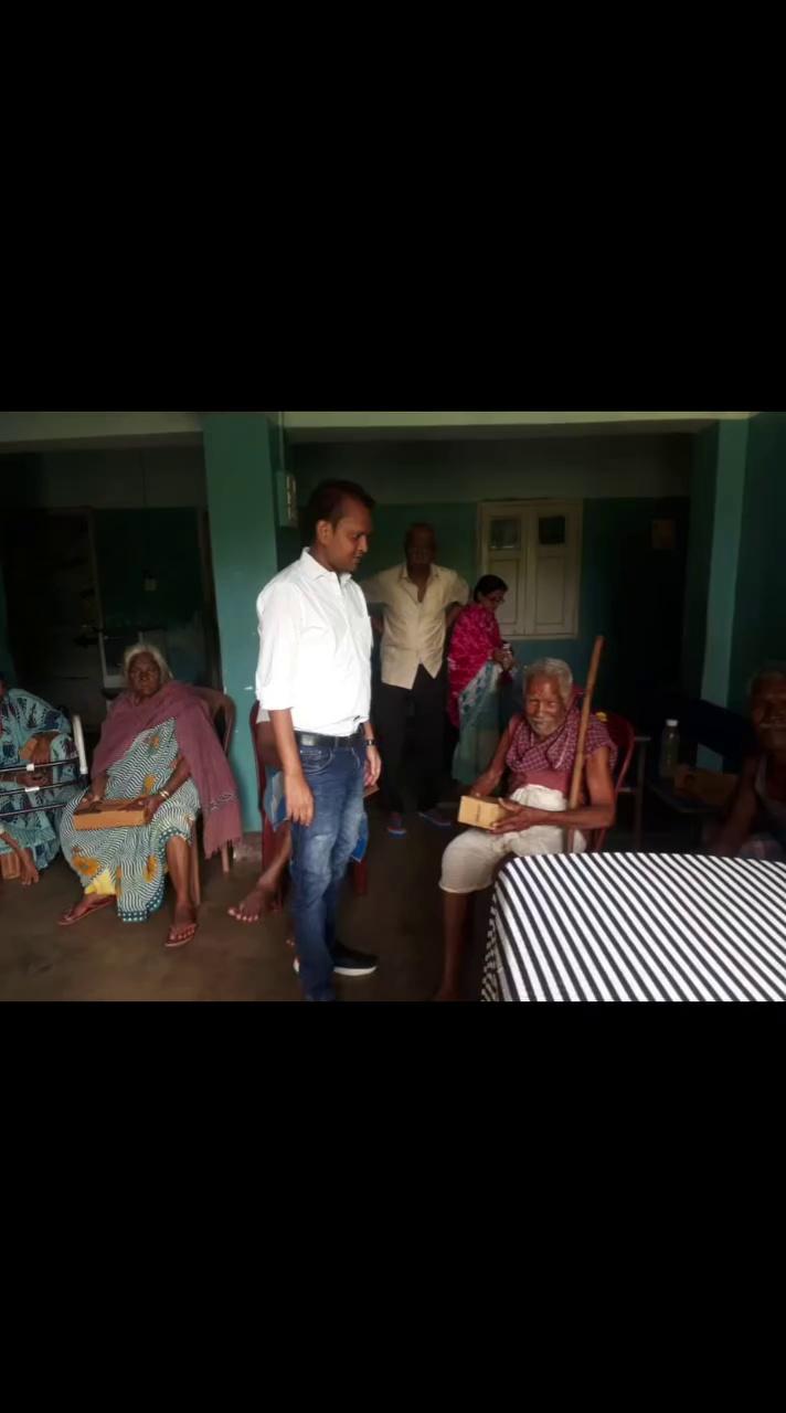 The residents of our Onkar old age home in Palu, Ranchi received a treat today when Manish Kumar, a resident of Kanke, Ranchi, visited with his friend and provided slippers to all. Thank you Manish for your kindness.