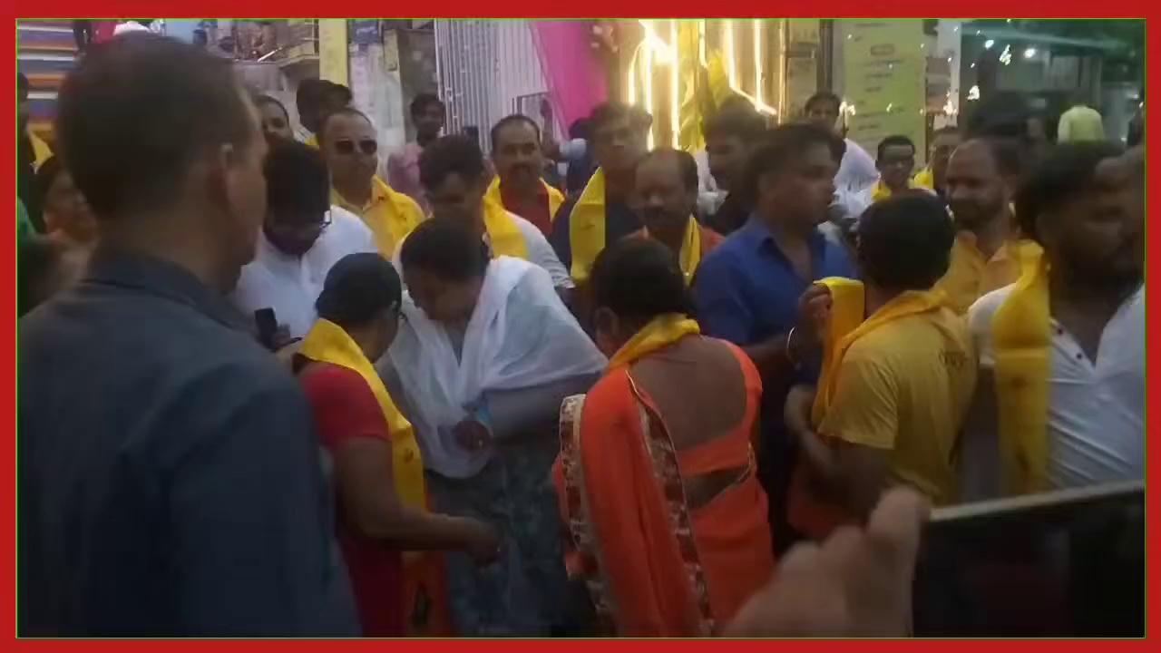 कृषि मंत्री दीपिका पांडेय सिंह संध्या आरती के लिए पहाड़ी बाबा मंदिर पहुंची