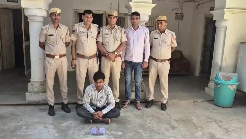 कोटपूतली पुलिस की अवैध फायर आर्म्स के खिलाफ कार्यवाही, अभियुक्त कुलदीप उर्फ केडी निवासी नांगल सोढ़ा (नांगल चौधरी) को एक देशी पिस्टल व एक जिन्दा कारतूस सहित किया गिरफ्तार तथा अभियुक्त के कब्जे में मिली मोटरसाईकिल को जब्त....