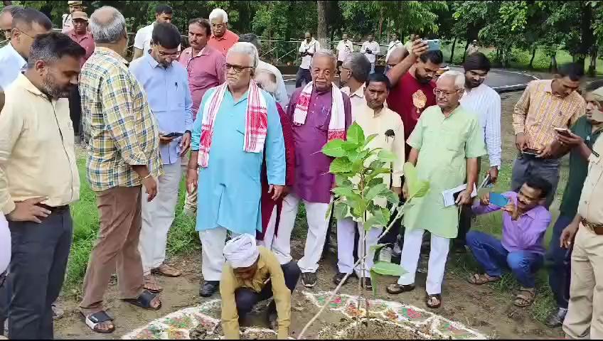 Sant Kabir Nagar: डीएम महेंद्र सिंह तंवर ने वृक्षारोपण कर हरियाली अभियान का किया शुभारंभ...