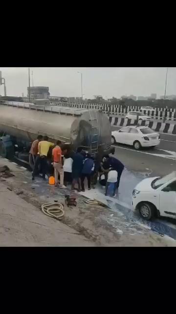 गाजियाबाद: गाजियाबाद के विजयनगर में सुबह करीब 03.30 बजे दिल्ली की तरफ से दूध से भरा एक टैंकर (HR55R- 8599) जा रहा था। दिल्ली-मेरठ एक्सप्रेस-वे पर जब यह टैंकर ABES कॉलेज के सामने पहुंचा। तभी दिल्ली की तरफ से ही तेज रफ्तार में आ रहे ट्रक (UP14 JT -7903) ने इसमें पीछे से टक्कर मार दी। इस हादसे में प्रेम सागर (45) नाम के ट्रक ड्राइवर की मौके पर ही मौत हो गई। कंडक्टर बुरी तरह से घायल हो गया।