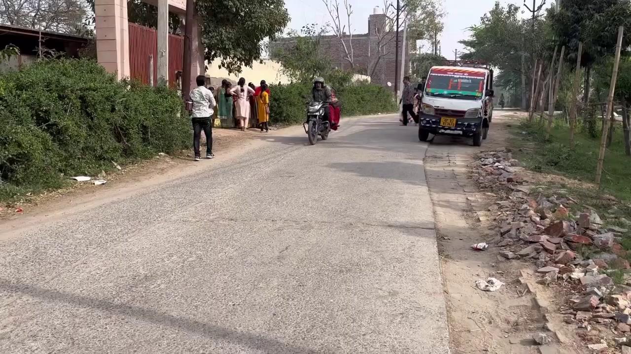 एक गुप्त बिहारी जी का मंदिर ये भी है। Bhatraund bihari ji temple Vrindavan - Our First Mathura vlog 1