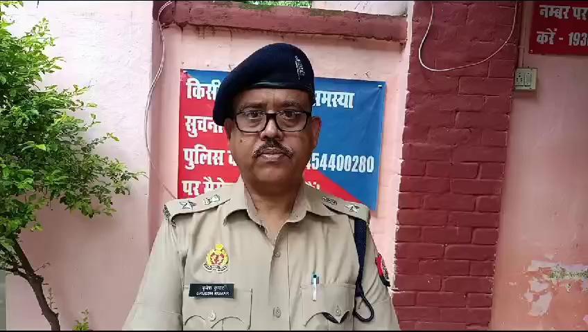 थाना जलालपुर व केराकत की संयुक्त पुलिस टीम के साथ हुई पुलिस मुठभेड में गौकशी का 25000 का इनामिया वांछित अभियुक्त गोली लगने से घायल,गिरफ्तार, कब्जे से चोरी की 01 मो0सा0, 01 देशी तमन्चा, 01 खोखा कारतूस, 01 जिन्दा कारतूस व 1120 रु0 नगद बरामद । उक्त के सम्बन्ध में अपर पुलिस अधीक्षक जौनपुर, श्री बृजेश कुमार की बाइट