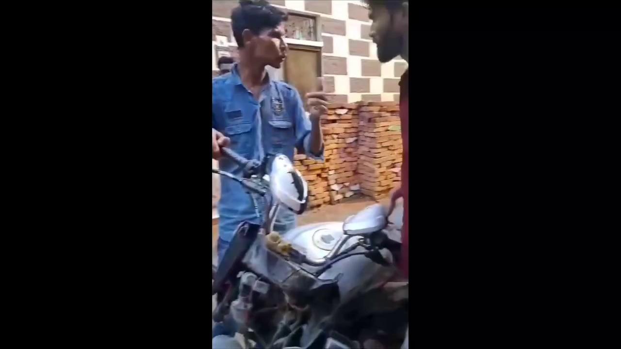प्रेमनगर थाना क्षेत्र के पुलिया नंबर 9 मोहल्ले का एक युवक का गुंडागर्दी करने का वीडियो सामने आया है।वायरल वीडियो
