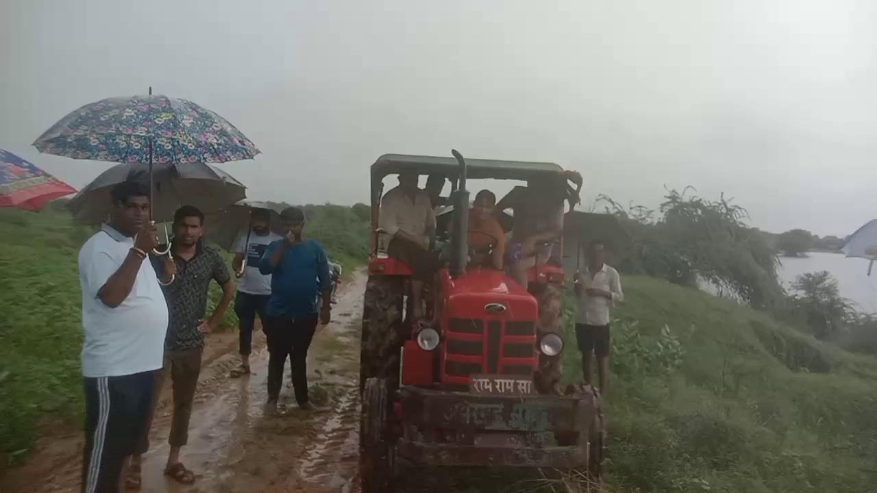 गंगापुर सिटी में बिगड़े हालात,,रास्ते बंद ट्रैक्टर से मौके पर पहुंचे एसडीएम अनूप सिंह