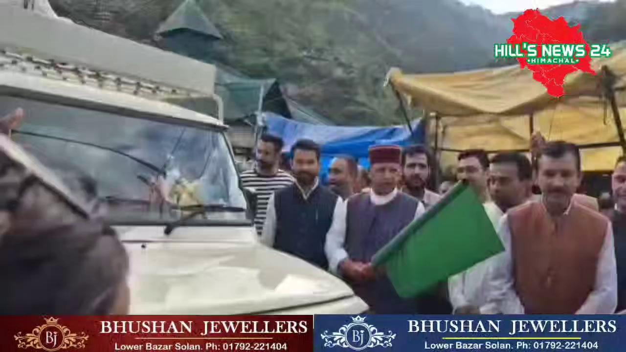 भाजपा प्रदेश अध्यक्ष डॉ राजीव बिंदल ने राहत सामग्री वाहन को दिखाए हरी झंडी।
Hills News 24 Himachal Pradesh Sukhvinder Singh Sukhu BJP INDIA Bharatiya Janata Party (BJP) #hillsnews24 Narendra Modi HIMACHAL - सुंदर हिमाचल