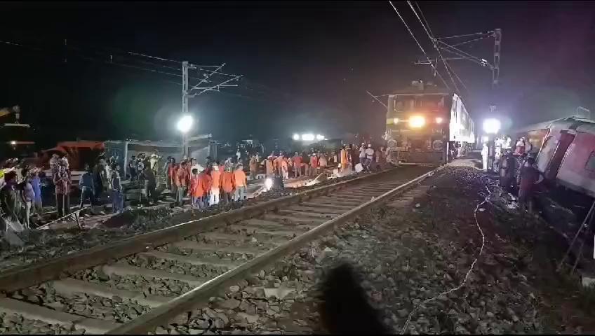 झारखंड ट्रेन हादसा : चक्रधरपुर ट्रेन हादसे के 42 घंटे बाद थर्ड लाइन से परिचालन हुआ शुरू।