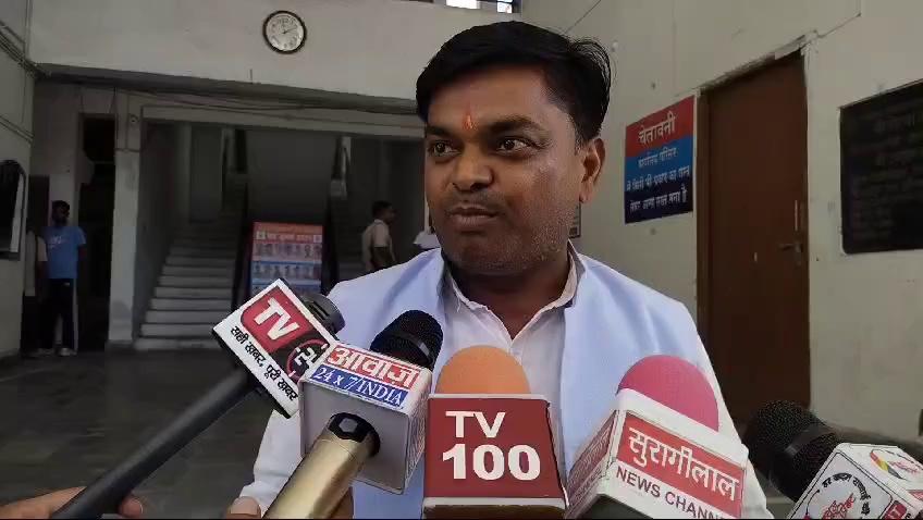 RUDRAPUR LIVE
भाजपा नेता सुरेश कोली ने रुद्रपुर के पूर्व विधायक को बताया गप्पू