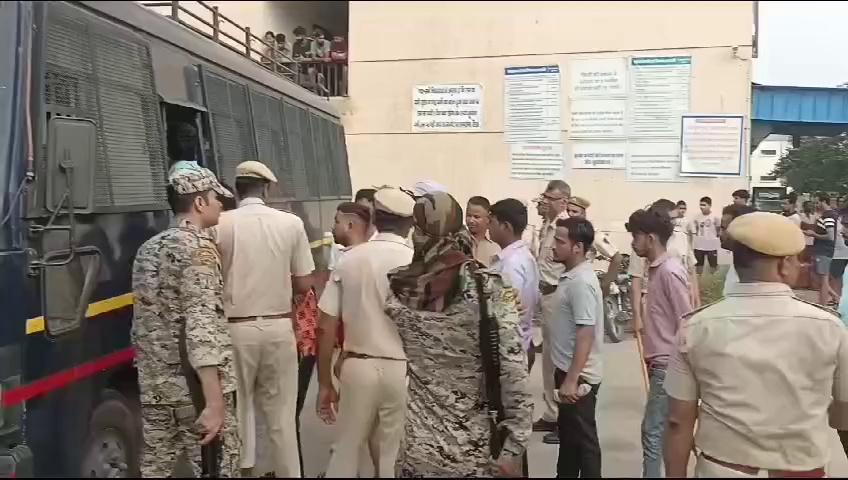 नीमराना के अनन्तराज सोसायटी में पुलिस ने दी दबिश, सैकड़ों युवक-युवतियां हिरासत में - Police raided in Neemrana