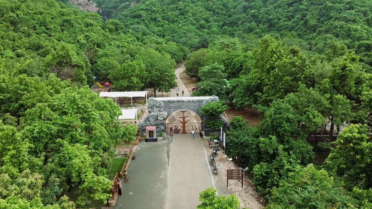 Kakolat Waterfall is a picturesque natural attraction located in the Nawada district of Bihar, India. Nestled in the dense Kakolat hills, the waterfall is a stunning sight, with water cascading down from a height of approximately 150 to 160 feet. The waterfall is surrounded by lush greenery, creating a serene and tranquil atmosphere.