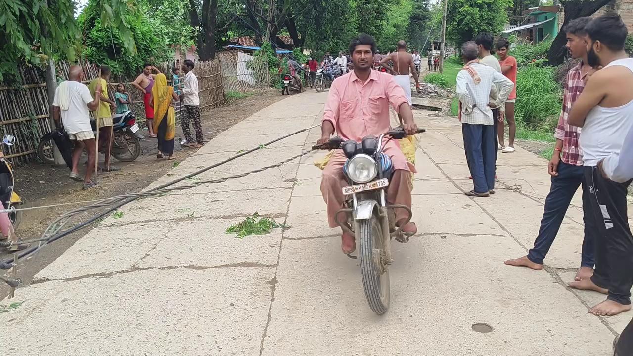 जनपद सिहावल क्षेत्र के अंतर्गत ग्राम पंचायत सोनवर्षा मुख्य बाजार में शिव शक्ति ट्रेवल्स पटेल बस मोटरसाइकिल बचाने के चक्कर में बिजली के खंभे में मारी ठोकर खंभा गिरा धराशाई बाल बाल बच्चे सभी यात्री बस फरार अमिलिया जे ई आकाशदीप पाटिल को दे दी गई सूचना लाइनमैन रामचरित पटेल मौके पर मौजूद बिजली रहेगी पूरा दिन बिजली बंद