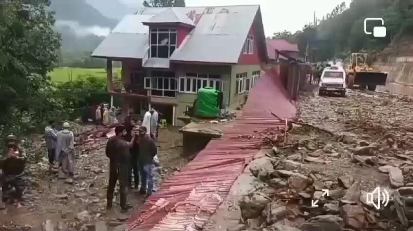 Ganderbal: Cloud burst in Cherwan Kangan area of Ganderbal district caused damage to paddy fields, several vehicles got stuck in debris, and water entered into residential areas. SSG Road near Padawbal is blocked as the nearby canal overflowed letting accumulation of mud at the road. No causality has been reported yet.