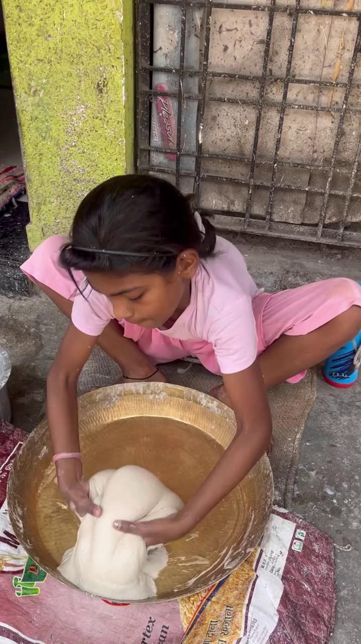 Hardworking 10 yrs old Girl Making Matka Roti of Nagpur