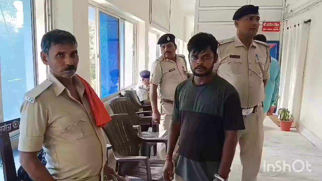 गोपालगंज - पूर्व मुखिया गोलीकांड के लाईनर को पुलिस ने किया गिरफ्तार। पुलिस ने लाईनर के पास से 2 देशी कट्टा, 1 देशी पिस्टल एवं 6 जिंदा कारतूस भी किया जब्त। बीते 16 जुलाई को थावे थाना क्षेत्र के धतिवना पंचायत के पूर्व मुखिया अजय सिंह को अपराधियों ने गोली मार कर किया था ज़ख्मी। थावे के जगदीशपुर निवासी मनोरंजन कुमार उर्फ गडासी के रूप में हुई लाईनर की पहचान।