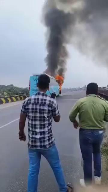 किशनगंज हाइवे पर समीर ट्रेवल्स में अचानक आग लगी
दुर्भाग्य से पैसेंजर नही है गाड़ी में बहुत दर्दनाक हादसा।!