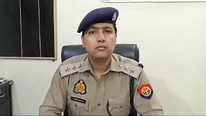 UP : गाजियाबाद पुलिस ने बांग्लादेशी बताकर पीटने पर हिंदू रक्षा दल के अध्यक्ष पिंकी चौधरी सहित 15–20 समर्थकों पर FIR दर्ज की। पुलिस ने कहा– "झुग्गी झोपड़ियों में कोई भी बांग्लादेशी नहीं था। ये परिवार शाहजहांपुर (UP) के हैं।"
पिंकी चौधरी जैसे लोग ही इस देश को तोड़ नफरत फैला रहे हैं।