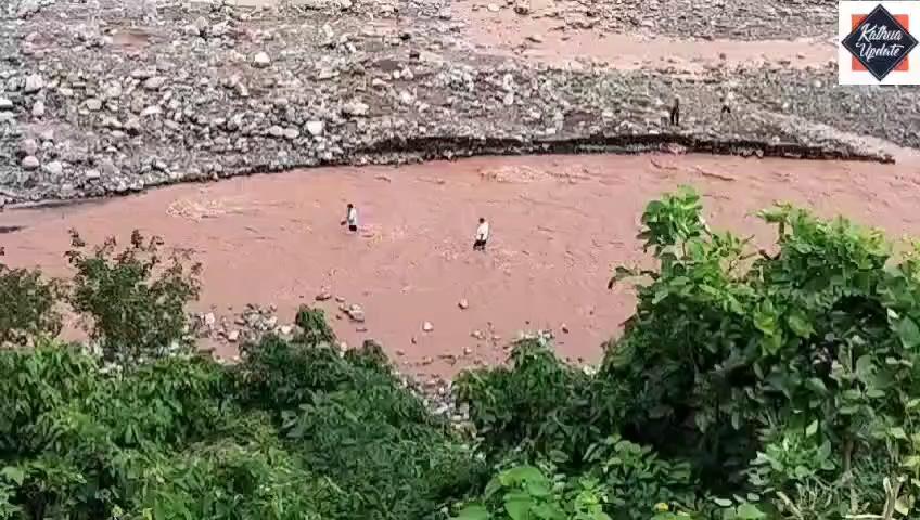 बिलावर।
शशिकांत खजूरिया।
इलाके में रविवार को हुई बारिश से नदी नालों का जलस्तर बढ़ा। इस दौरान अपनी जान को जोखिम में डालकर एक नाले को पार करते लोग। बता दें कि उपमंडल के कई इलाकों में आज भी लोग सड़क सुविधा से वंचित हैं। दो नालों के बीच में बसे बैरल गांव में आज तक पुल की व्यवस्था नहीं की गई है वहीं बग्गन ब्लॉक के मडून, दियोता इलाके को जोड़ने वाले रियाड सियाडी में भी पुल नहीं बनाया गया है जिसके कारण लोगों को जान जोखिम में डालकर अपने गंतव्य की तरफ आना-जाना पड़ता है।बता दें के लगभग 1 वर्ष पूर्व रियाड सियाडी में दियोता गांव का युवा भीनी नाले पर पुल के अभाव के कारण पानी के तेज बहाव की वजह से बह गया था जिसकी मौत हो गई थी।