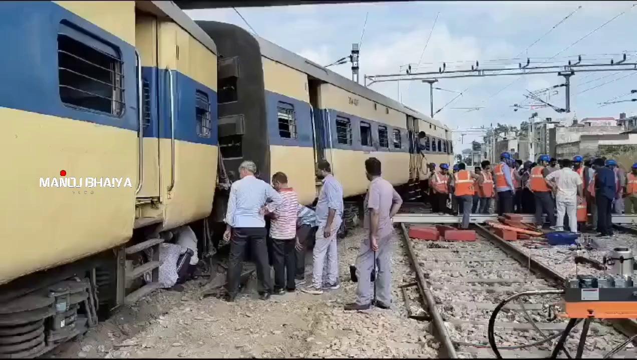 यूपी में फिर से ट्रेन हादसा हुआ है. अब सहारनपुर में दिल्ली-सहारनपुर पैसेंजर ट्रेन के 2 डिब्बे पटरी से उतर गए और दूसरी लाइन पर जा पहुंचे. गनीमत रही कि उसी समय दूसरी लाइन पर कोई ट्रेन नहीं थी, वरना बड़ा हादसा हो सकता था.