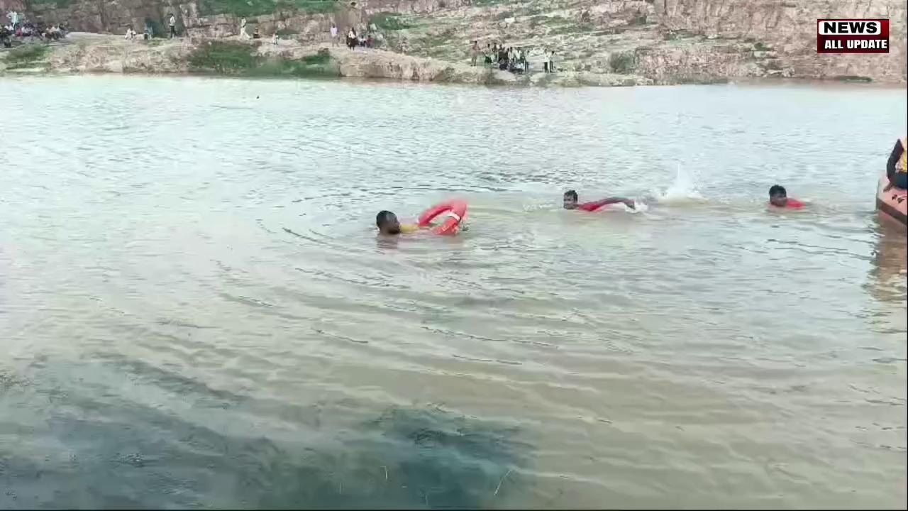 गुड़गांव थाना क्षेत्र के सलेमपुर में पानी में...