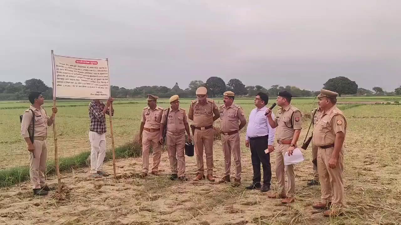 गैंगस्टर अभियुक्त गौरव यादव की धारा 14(1) गैंगस्टर एक्ट के अन्तर्गत मूल्य 14 लाख बावन हजार 04 सौ सत्रह रूपये (14,52,417 रूपये) की अचल सम्पत्ती को मौके पर जाकर कुर्क करते हुए की गयी जब्तीकरण की कार्यवाही ।
UP Police ADG Zone Agra IG Range Agra