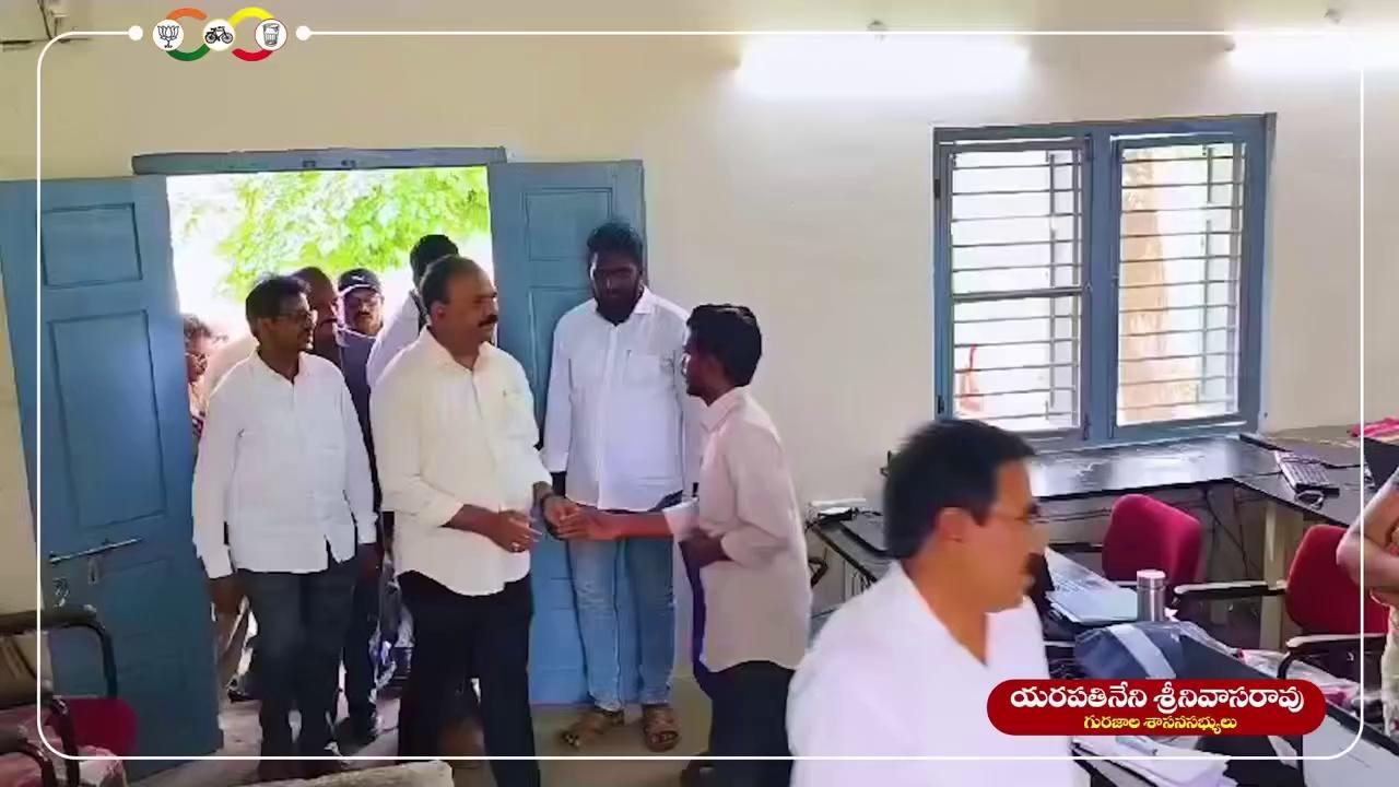 పల్నాడు జిల్లా, గురజాల నియోజకవర్గం, పిడుగురాళ్ల పట్టణం లోని ప్రభుత్వ జూనియర్ కళాశాల నందు 2024-25 సంవత్సరానికి ఉచిత పాఠ్య పుస్తకాలు, నోట్ పుస్తకాలు, బ్యాగులు పంపిణీ కార్యక్రమంలో ఎమ్మెల్సీ జంగా కృష్ణమూర్తి గారితో కలిసి పాల్గొన్నాను.
అనంతరం కళాశాలలోని తరగతి గదులను మరియు కళాశాల ప్రాంగణంలోని స్కిల్ డెవలప్మెంట్ సెంటర్ ని పరిశీలించటం జరిగింది.