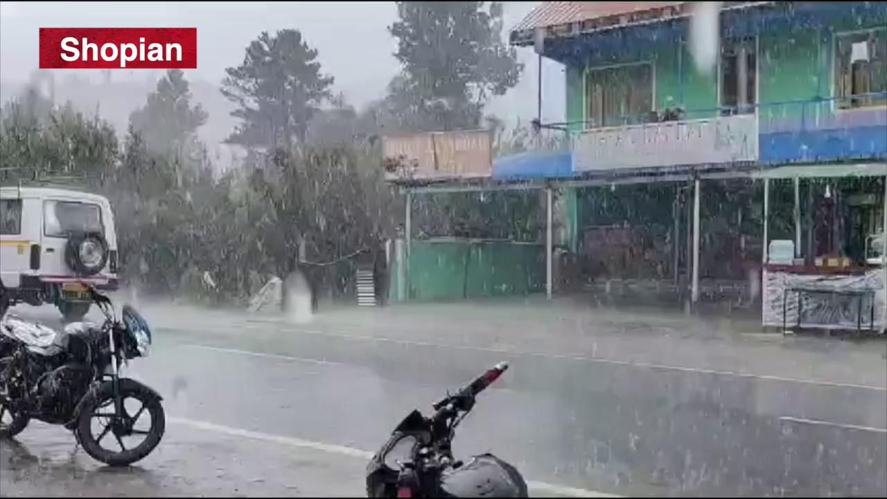 Currently Heavily raining In Hirpora Area Of Shopian